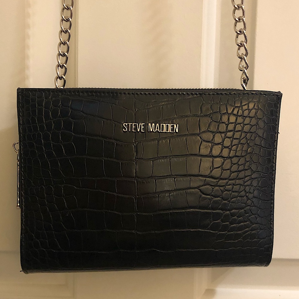 BLACK AND SILVER STEVE MADDEN CROSSBODY PURSE